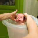 Helene wird von Hebamme Uta gebadet. Gluck, gluck!