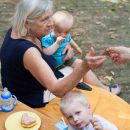 Hannes und Helene feiern ihren ersten Geburtstag im Hinterhof in der Arndtstrasse 59 - und viele, viele liebe Verwandte und Freunde sind mit dabei, juchei.