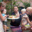 Hannes und Helene feiern ihren ersten Geburtstag im Hinterhof in der Arndtstrasse 59 - und viele, viele liebe Verwandte und Freunde sind mit dabei, juchei.