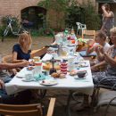 Hannes und Helene feiern ihren ersten Geburtstag im Hinterhof in der Arndtstrasse 59 - und viele, viele liebe Verwandte und Freunde sind mit dabei, juchei.