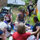 Hannes und Helene feiern ihren ersten Geburtstag im Hinterhof in der Arndtstrasse 59 - und viele, viele liebe Verwandte und Freunde sind mit dabei, juchei.