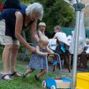 Hannes und Helene feiern ihren ersten Geburtstag im Hinterhof in der Arndtstrasse 59 - und viele, viele liebe Verwandte und Freunde sind mit dabei, juchei.