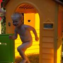 Hannes und Helene feiern ihren ersten Geburtstag im Hinterhof in der Arndtstrasse 59 - und viele, viele liebe Verwandte und Freunde sind mit dabei, juchei.