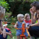 Hannes und Helene feiern ihren ersten Geburtstag im Hinterhof in der Arndtstrasse 59 - und viele, viele liebe Verwandte und Freunde sind mit dabei, juchei.