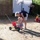 Hannes und Helene feiern ihren ersten Geburtstag im Hinterhof in der Arndtstrasse 59 - und viele, viele liebe Verwandte und Freunde sind mit dabei, juchei.