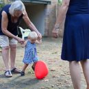 Hannes und Helene feiern ihren ersten Geburtstag im Hinterhof in der Arndtstrasse 59 - und viele, viele liebe Verwandte und Freunde sind mit dabei, juchei.