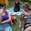 Hannes und Helene feiern ihren ersten Geburtstag im Hinterhof in der Arndtstrasse 59 - und viele, viele liebe Verwandte und Freunde sind mit dabei, juchei.