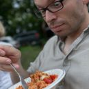 Berlin-Mahsdorf. Im Kellner-HÃ¤uschen mit vielen Freunden. Anfang Juli 2012.
