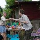 Berlin-Mahsdorf. Im Kellner-HÃ¤uschen mit vielen Freunden. Anfang Juli 2012.