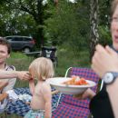 Berlin-Mahsdorf. Im Kellner-HÃ¤uschen mit vielen Freunden. Anfang Juli 2012.