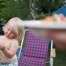 Berlin-Mahsdorf. Im Kellner-HÃ¤uschen mit vielen Freunden. Anfang Juli 2012.