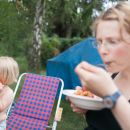 Berlin-Mahsdorf. Im Kellner-HÃ¤uschen mit vielen Freunden. Anfang Juli 2012.