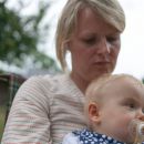 Berlin-Mahsdorf. Im Kellner-HÃ¤uschen mit vielen Freunden. Anfang Juli 2012.