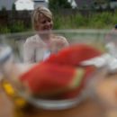 Berlin-Mahsdorf. Im Kellner-HÃ¤uschen mit vielen Freunden. Anfang Juli 2012.