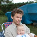 Berlin-Mahsdorf. Im Kellner-HÃ¤uschen mit vielen Freunden. Anfang Juli 2012.