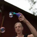 Berlin-Mahsdorf. Im Kellner-HÃ¤uschen mit vielen Freunden. Anfang Juli 2012.