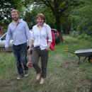 Berlin-Mahsdorf. Im Kellner-HÃ¤uschen mit vielen Freunden. Anfang Juli 2012.