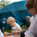 Berlin-Mahsdorf. Im Kellner-HÃ¤uschen mit vielen Freunden. Anfang Juli 2012.