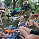 Berlin-Mahsdorf. Im Kellner-HÃ¤uschen mit vielen Freunden. Anfang Juli 2012.