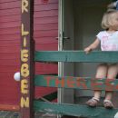 Berlin-Mahsdorf. Im Kellner-HÃ¤uschen mit vielen Freunden. Anfang Juli 2012.