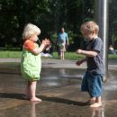 Endlich Sommer! Mitte Juni waren wir mit Papi im Mahlsdorfer HÃ¤uschen - und viele Leute haben uns besucht. Toll!Hier sind wir auf Luzie Glawes 4. Geburtstagsfeier in Friedrichshain.