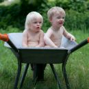 Endlich Sommer! Mitte Juni waren wir mit Papi im Mahlsdorfer HÃ¤uschen - und viele Leute haben uns besucht. Toll! Samstag mit Familie Glawe/Griebel und Stefan Brausse.