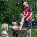 Endlich Sommer! Mitte Juni waren wir mit Papi im Mahlsdorfer HÃ¤uschen - und viele Leute haben uns besucht. Toll! Samstag mit Familie Glawe/Griebel und Stefan Brausse.