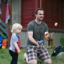 Endlich Sommer! Mitte Juni waren wir mit Papi im Mahlsdorfer HÃ¤uschen - und viele Leute haben uns besucht. Toll! Samstag mit Familie Glawe/Griebel und Stefan Brausse.