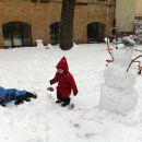 Schnee und Schneemann und Schneehasen im Hof in der ArndtstraÃe.