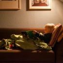 Helene lieest ein Buch.