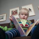 Helene liest ein Buch.