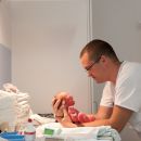 Erster Tag, in der Uniklinik. Helene wird vom Kinderarzt untersucht